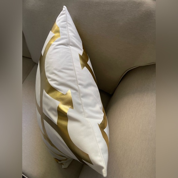 Luxury white and gold foil pillow Size 22x22 inch - Picture 13 of 13
